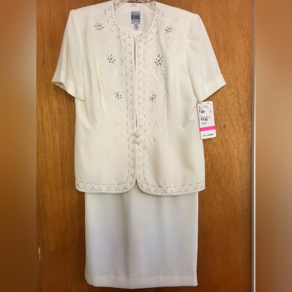 R & M Richards.  Vintage Ivory Skirt Suit. Top 12P, Skirt 10P